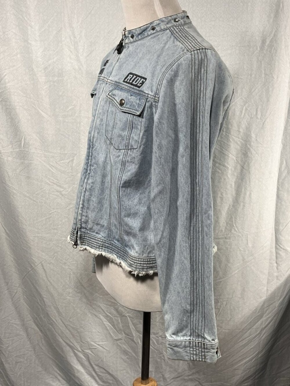 Women’s Sz XL Harley Davidson Denim Jacket Patches Studs Distressed Light Blue - Picture 9 of 13